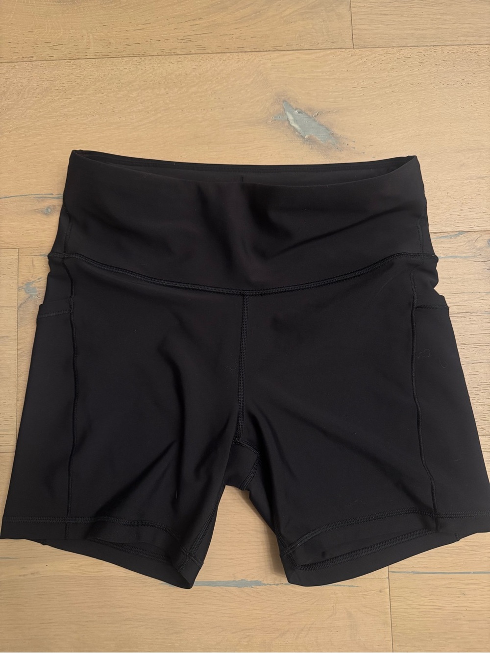 Athleta Interval Stash 5” Shorts Size Medium